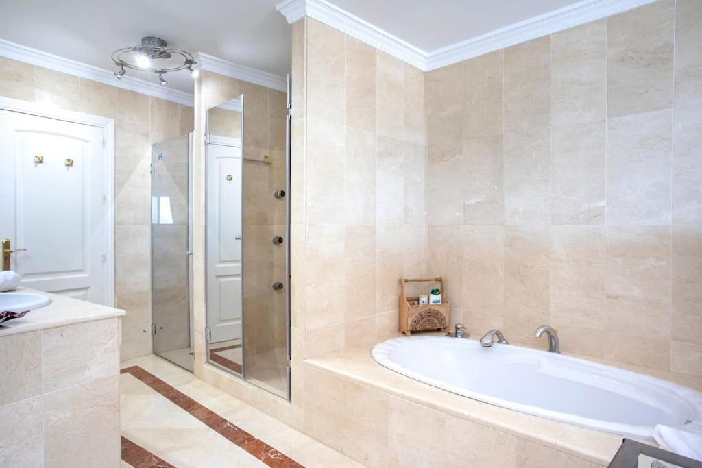 Estepona Luxury Seafront Penthouse With Parking エクステリア 写真